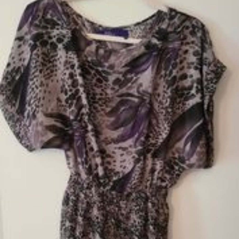 Miley Cyrus top size small. Cinches at waist to make it flattering.
